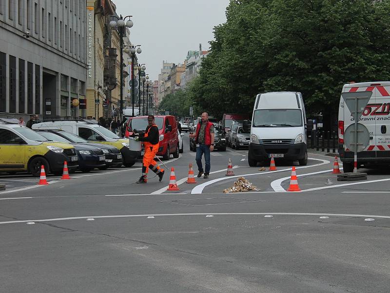 Kruhový objezd před Prašnou branou budí rozpaky.