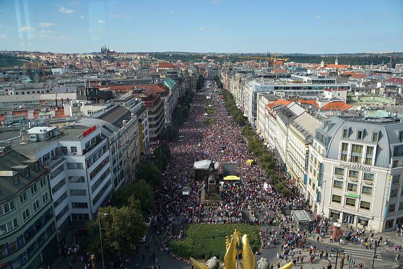 Z demonstrace s názvem Česká republika na 1. místě na Václavském náměstí v Praze.