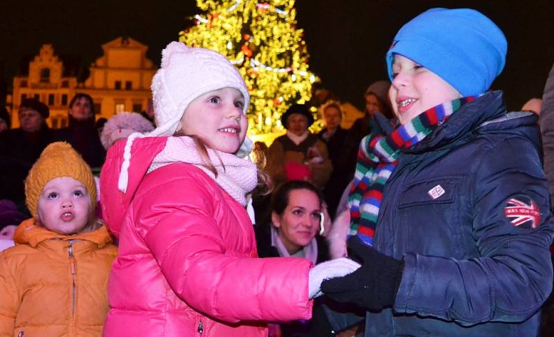 Česko zpívá koledy na Staroměstském náměstí v Praze.