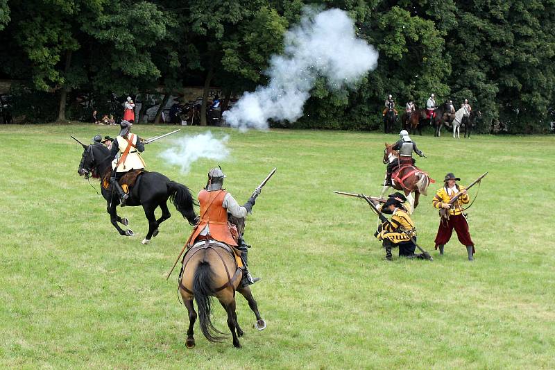 Na Vypichu se v sobotu uskutečnila rekonstrukce bitvy na Bílé hoře z roku 1620.