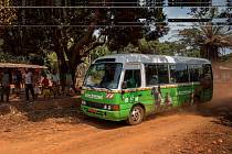 Nový Toulavý autobus na cestě z Kabilonu do Yaoundé.