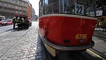 Hasiči likvidovali požár elektroinstalace tramvaje na Francouzské ulici oxidem uhličitým.