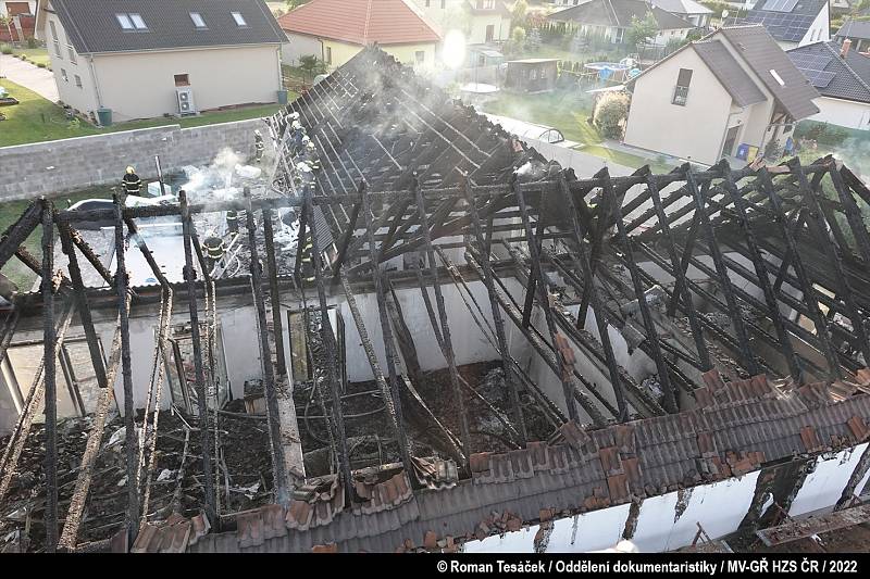 Vyhlášení druhého stupně požárního poplachu kvůli povolání většího počtu hasičských jednotek si v sobotu vpodvečer vyžádal požár rozestavěného rodinného domu větších rozměrů v obci Sibřina na Praze-východ.