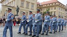 Hradní stráž v dobových uniformách na Pražském hradě.