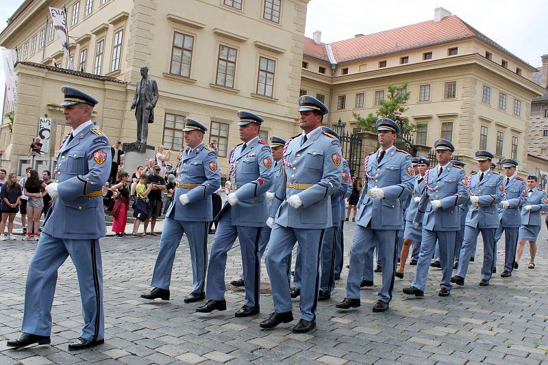 Hradní stráž v dobových uniformách na Pražském hradě.