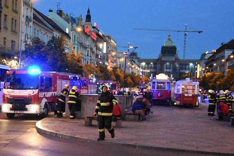 Ochromení provozu na zelené lince metra A si v pondělí večer vyžádal falešný bombový poplach spojený s nálezem podezřelého zavazadla v přestupní stanici Můstek.