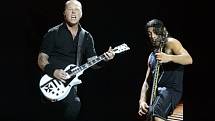 James Hetfield (vlevo) a Robert Trujillo z americké metalové skupiny Metallica, která v průtrži mračen vystoupila v úterý 8. července v Praze na festivalu Aerodrome.