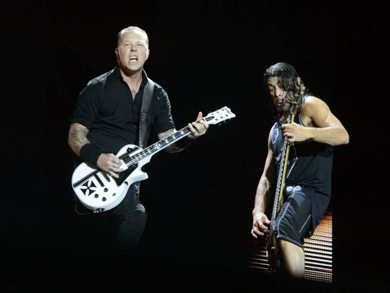 James Hetfield (vlevo) a Robert Trujillo z americké metalové skupiny Metallica, která v průtrži mračen vystoupila v úterý 8. července v Praze na festivalu Aerodrome.