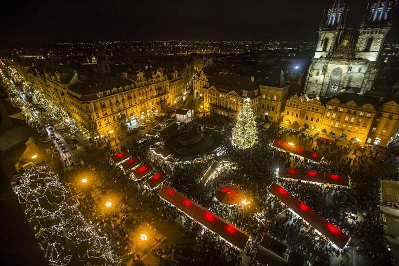 Na Staroměstském náměstí v Praze se 28. listopadu pod zvýšeným dohledem policie rozsvítil vánoční strom a začaly vánoční trhy.