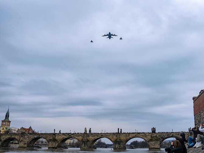 Nad Prahou přeletělo šest letounů u příležitosti oslav vstupu ČR do NATO.