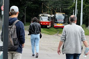 Tramvajová zastávka s aktuálním názvem Výstaviště. Podle jednoho řidiče tramvaje se zastávka kde je i konečná s točnou mohla jmenovat Stromovka.