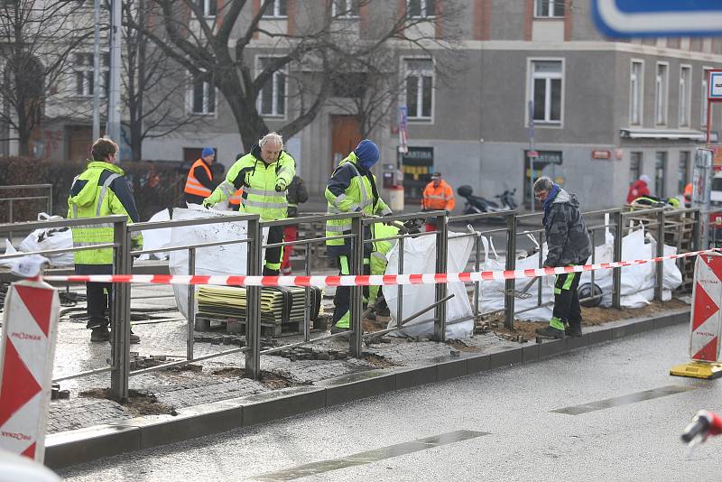 Rašínovo nábřeží - začala oprava tramvajové trati, automobilová doprava je svedena na náplavku ve směru na Podolí.