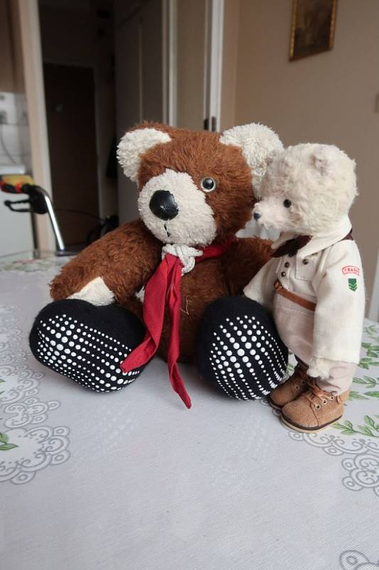 Medvěd Jíša z dílny sečské medvědářky Zuzany Lašťovkové a medvídek skaut od Kaspibear.