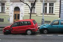 VÝSLEDEK HONIČKY? Tři nabouraná parkující auta v Italské ulici.