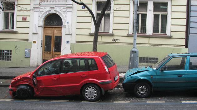 VÝSLEDEK HONIČKY? Tři nabouraná parkující auta v Italské ulici.