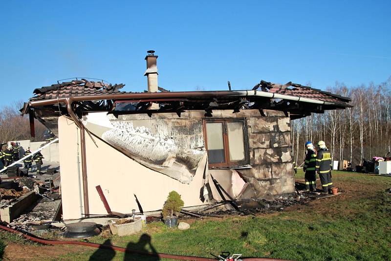 Požár rodinného domu v Mirošovicích. 