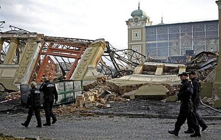 Hasiči pokračovali 17. října v dohašování požáru levého křídla pražského Veletržního paláce.