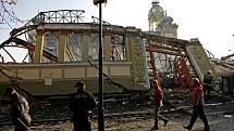 Den po ničivém požáru Průmyslového paláce na pražském Výstavišti si přišli lidé zkázu vyfotografovat.