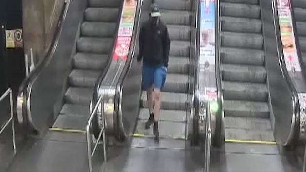 Muž podezřelý z obtěžování mladé ženy v metru.
