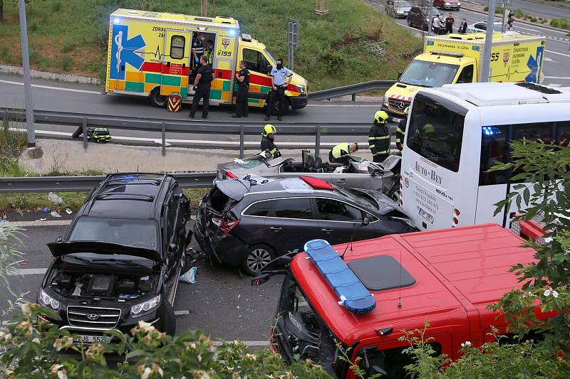 Při nehodě v Michli se zranilo šest lidí.