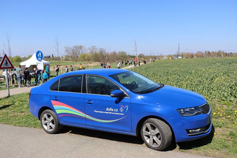 Alej se stovkou lip nově zkrášluje obec Vestec na Praze-západ. Dobrovolníci ji v sobotu 23. dubna vysadili na počest stého výročí loni zesnulého manžela britské královny prince Philipa.