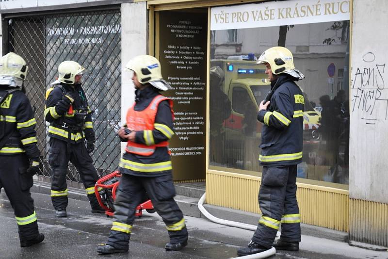 Loupež v nehtovém studiu v Ječné ulici v centru Prahy, jejíž pachatel založil před odchodem požár, zaměstnala v pondělí po ránu nejen policisty, ale také hasiče a zdravotnické záchranáře.