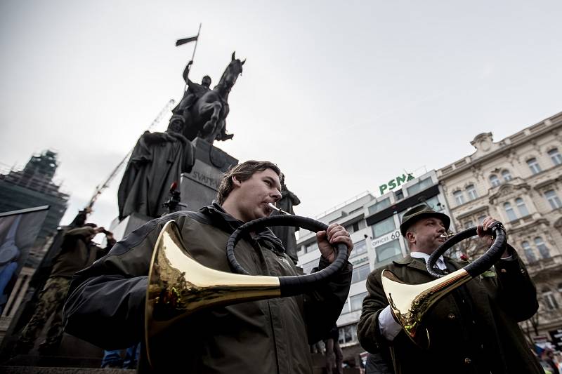 Kolem 600 lidí protestovalo na Václavském náměstí v centru Prahy proti směrnici EU, která omezuje legální držitele zbraní.