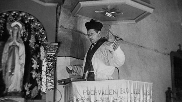 Farář Josef Toufar během Státní bezpečností zinscenované rekonstrukce tzv. číhošťského zázraku. O den později, 25. února 1950, Toufar umírá ve valdické věznici na následky mučení.