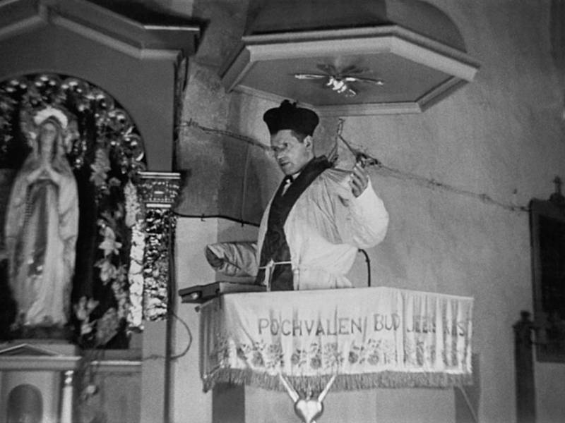 Farář Josef Toufar během Státní bezpečností zinscenované rekonstrukce tzv. číhošťského zázraku. O den později, 25. února 1950, Toufar umírá ve valdické věznici na následky mučení.