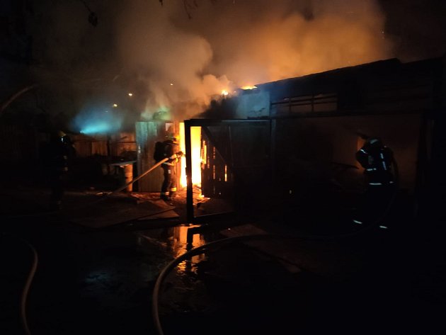 V Komořanech hořela v sobotu večer garáž. Uvnitř bylo pět lidí, zachránili se