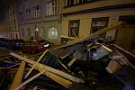 Část střechy shozená větrem poškodila zaparkovaná auta v Cimburkově ulici.