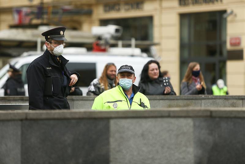 Demonstrace proti vládním opatřením na boj proti epidemii se na náměstí Republiky konala ve středu 28. října 2020.