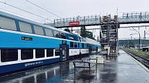 Od pondělí 22. června 2020 začala na nádraží ve Vršovicích fungovat provizorní lávka na 4. nástupiště.