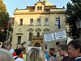 Protest obyvatel sídliště Písnice pře úřadem vlády. Ilustrační foto. 