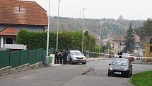Policejní vyšetřování střelby na chlapce v parku ve Slévačské ulici na Černém Mostě v Praze. Uzavřeno bylo široké okolí kolem rodinných domů.