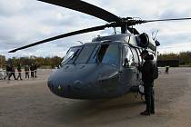 Představení vrtulníku Čestmír na Pražské Letné. V případě, že na něj v rámci kampaně Dárek pro Putina lidé pošlou 105 milionů korun, zamíří na Ukrajinu.