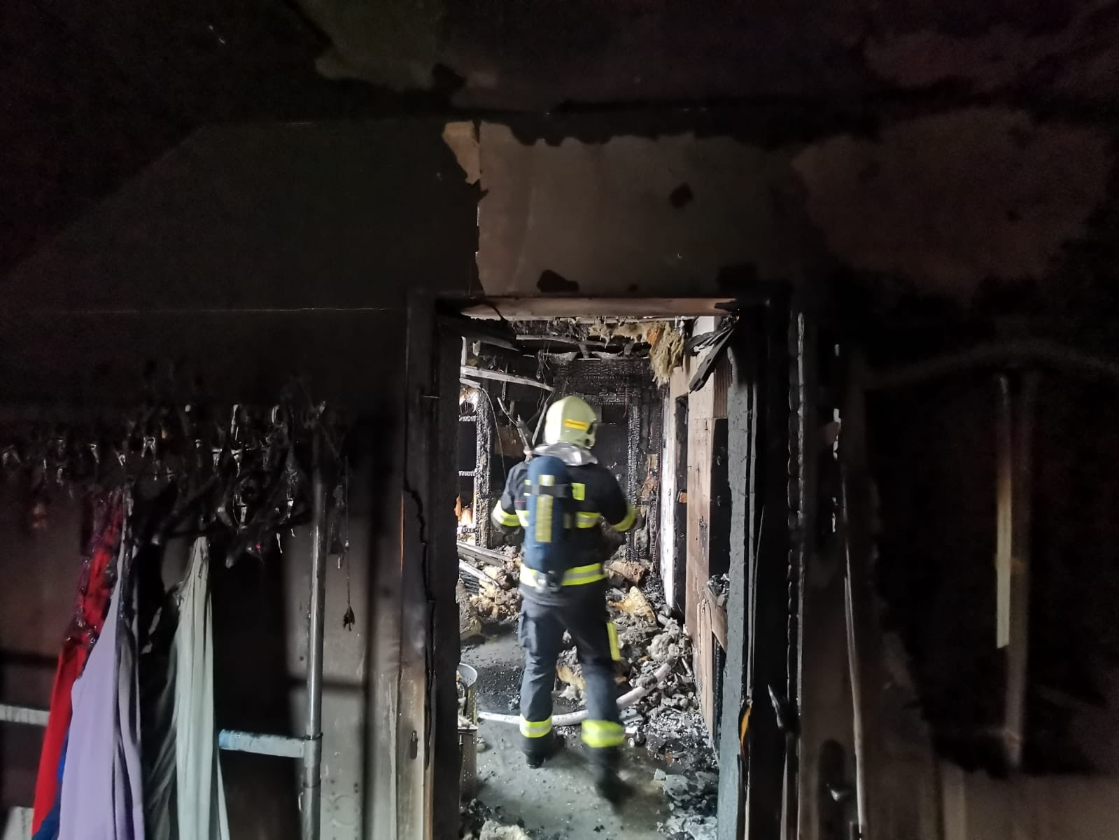 Požár rodinného domu začal v sauně. Hasiči ho uhasili za necelé dvě hodiny  - Pražský deník