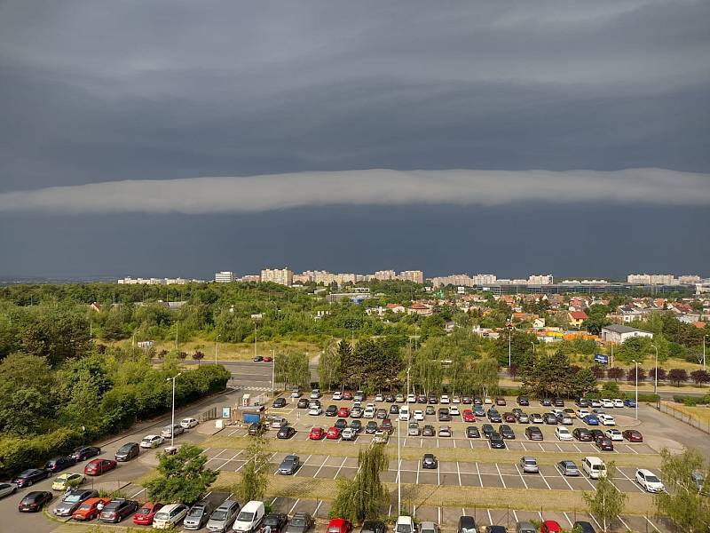 Unikátní mrak v čele bouřkové oblačnosti zvaný roll cloud. Praha Chodov 20. června 2022.