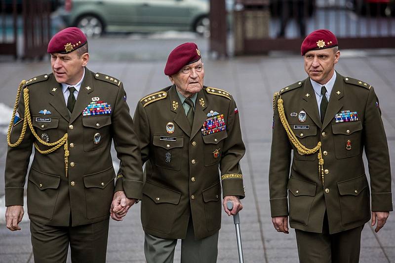 Poslední rozloučení s válečným veteránem Alexandrem Beerem, který zemřel 31. prosince 2015 ve věku 98 let, se uskutečnilo 13. ledna 2016 v Praze. Na snímku Jaroslav Klemeš.