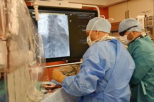 Náhrada srdeční chlopně miniinvazivní metodou TAVI šetrnou k pacientům v Nemocnici na Homolce.