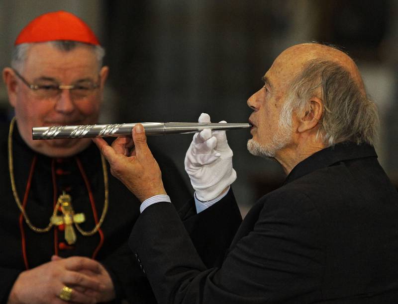 V pondělí odpoledne byla v katedrále svatého Víta za účasti kardinála Dominika Duky podepsána smlouva  s vítěznou firmou (Gerhard Grenzing S.A.) na výrobu majestátního nástroje Svatovítských varhan.