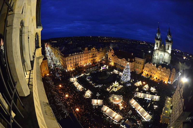 V sobotu 30. listopadu 2019 byl v Praze na Staroměstském náměstí rozsvícen vánoční strom.