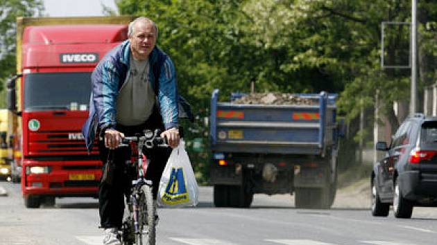 POMOC V NEDOHLEDNU. Výjimka, která povolovala překročení hlukového limitu na nejrušnější říčanské ulici, skončila s počátkem prázdnin. Pro odstranění problému přesto nikdo nic nedělá.