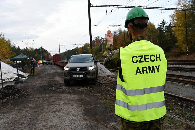 Z ukázky výstavby univerzální nakládací ocelové rampy (UNOR) a jejího využití k najíždění techniky na plošinové vozy v železniční stanici ve Staré Boleslavi.