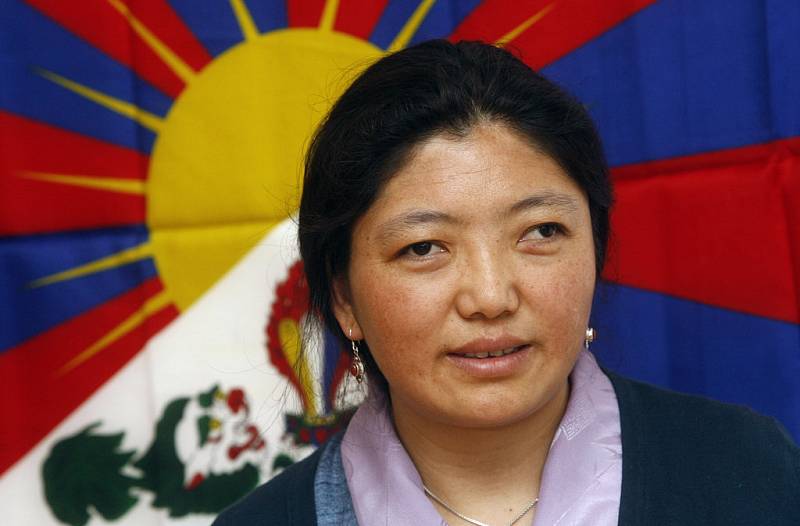 Tiskové konference se zúčastnila bývalá tibetská politická vězenkyně Gyaltsen Drolkar (na snímku), která přes kruté bití a mučení přežila ve věznici Drapči 12 let a v roce 2003 byla propuštěna.