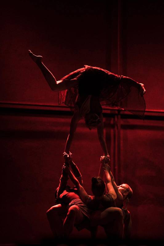 Losers Cirque Company uvádí akrobaticko-taneční představení Žena, růže, píseň, kost o ženských vzorech.