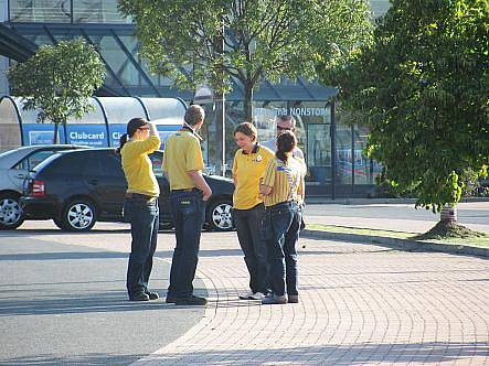 Policie 2. září evakuovala všechny čtyři obchodní domy IKEA v České republice, které musely opustit stovky zákazníků. U obchodu v Praze-Zličíně se odpoledne našla výbušnina.