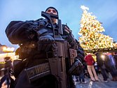 Policisté na vánočních trzích na Staroměstském náměstí.
