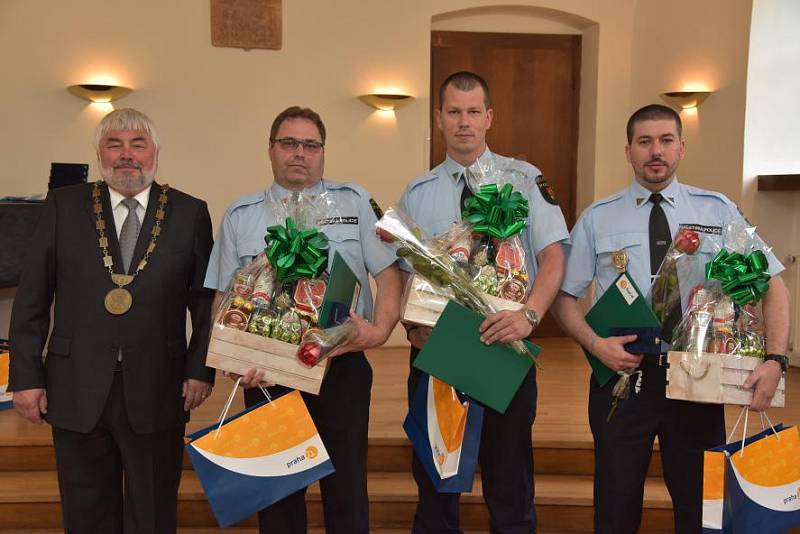 Uznání aktivním policistům, strážníkům i hasičům, kteří působí v oblasti Chodova a okolí, vyslovila radnice Prahy 11