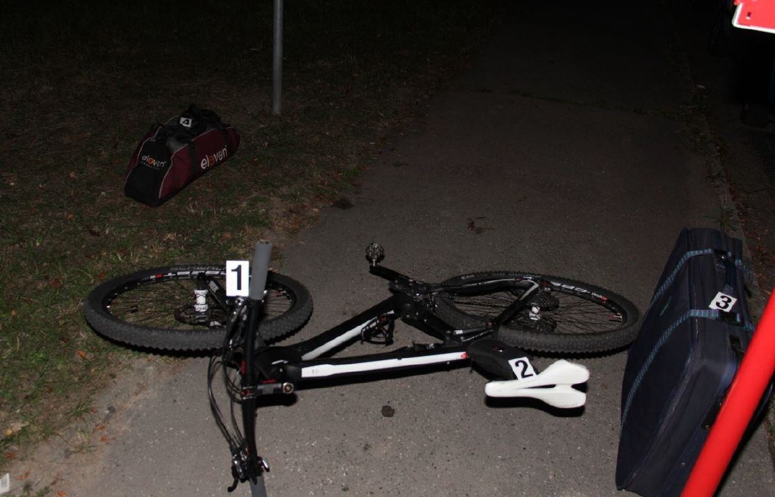VIDEO: Zloděj ukradl kolo z nosiče na autě. Za dvě hodiny už byl v poutech  - Pražský deník